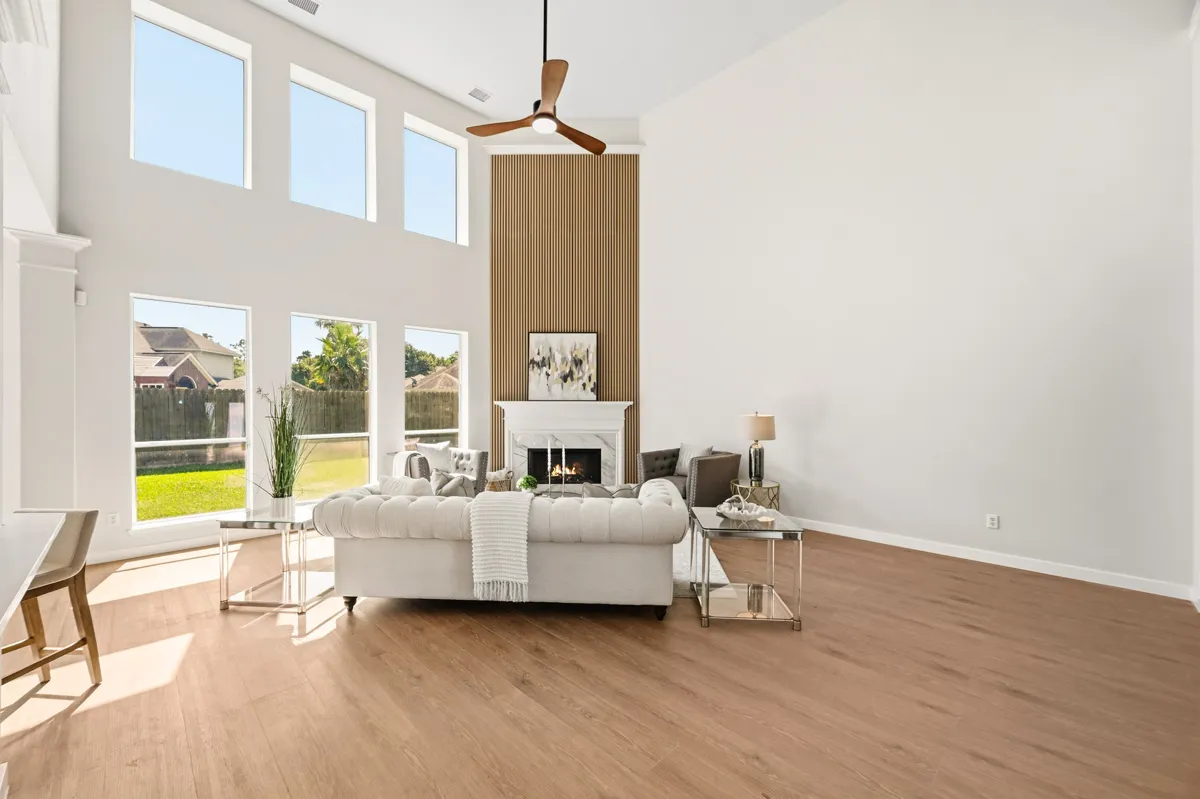 Sala luminosa de la casa Ashvale después de su renovación